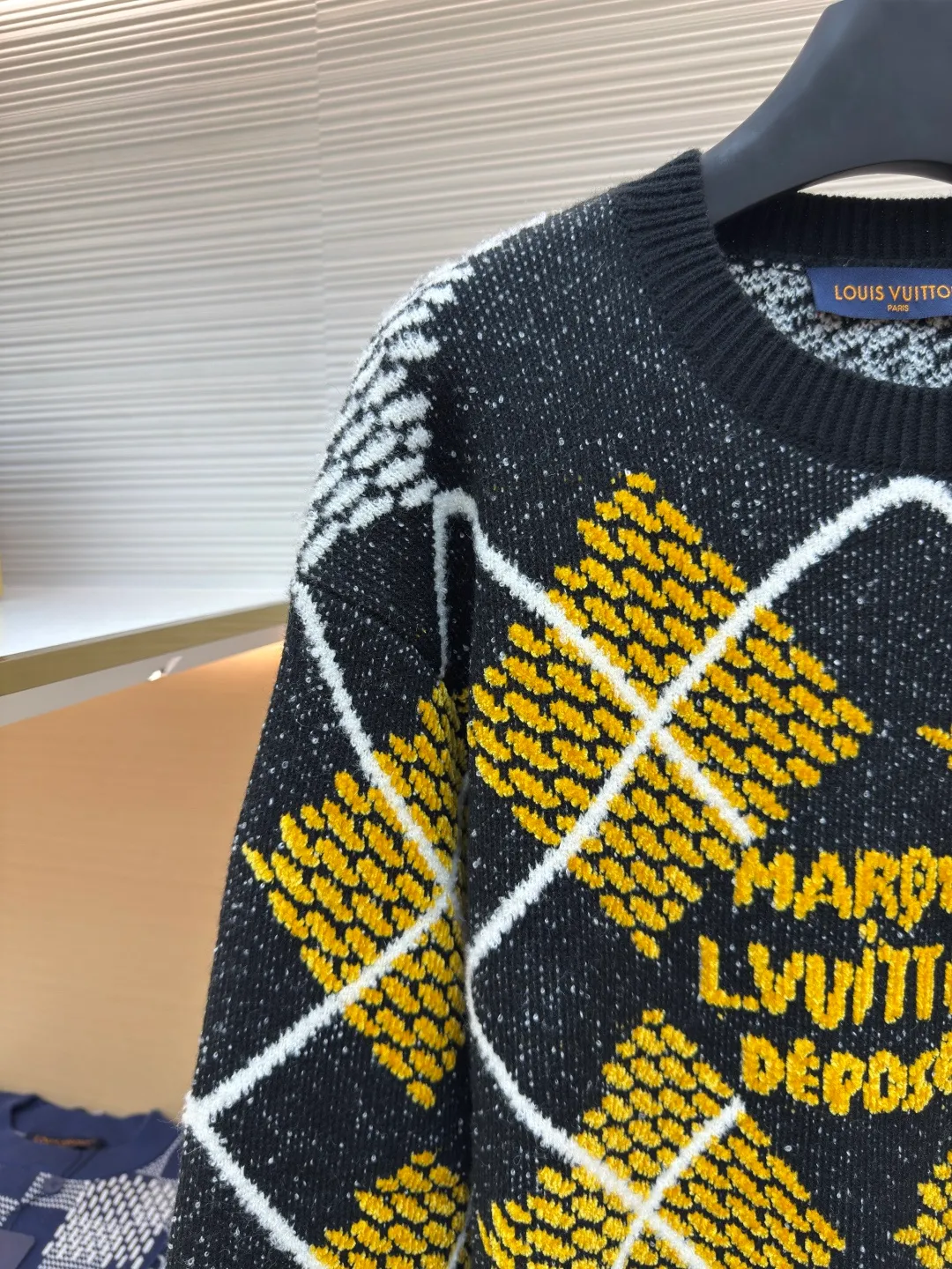 LOUIS VUITTON checkerboard checkered knitted sweater ●Authentic product: Purchased and developed for 14800 ●Item number: 1680234-B70 ●Fabric: wool blended fabric ●Technology: knitted ●Version: loose fit ●Weight: about 770 grams ●Size: XS-S-M-L ●Description: The white yarn is 50 wool special loop yarn, the black yarn is 28 count double-ply 50 wool blended yarn, the yellow yarn is 50 wool chenille, artificially finely patterned on the board, and the imported Stoll five-knitting machine is used to make the entire three-color sesame base jacquard process on the board. It is knitted using the latest wool-hanging machine. The newly knitted garment has many knots. It can be matched with the same style to create a fashionable look, and can be used in various occasions. It has customized accessories and complete three standards. It is the same style for men and women!